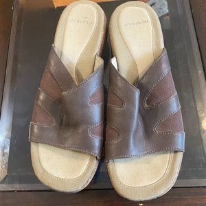 Merrell Women's size 7 brown shoe